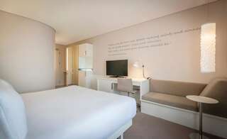 Отель The Morrison Dublin - a DoubleTree by Hilton Hotel Дублин Номер с кроватью размера "king-size" и видом из окна-1