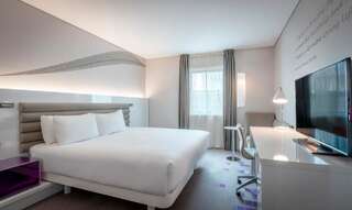 Отель The Morrison Dublin - a DoubleTree by Hilton Hotel Дублин Номер с кроватью размера "king-size" и видом из окна-3