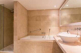 Отель The Morrison Dublin - a DoubleTree by Hilton Hotel Дублин Полулюкс с кроватью размера «king-size»-3