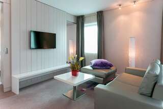 Отель The Morrison Dublin - a DoubleTree by Hilton Hotel Дублин Люкс с 1 спальней с кроватью размера "king-size" и видом на реку-3